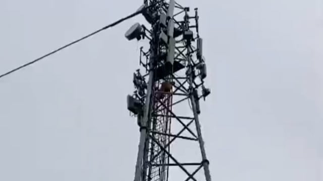 छितौनी ग्राम सभा के फरसाटार में प्रेमी से मिलने की जिद पर टावर पर चढ़ी प्रेमिका,समझाने में जुटी पुलिस