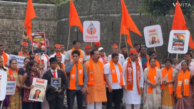 कोल्हापूर मध्ये ऐतिहासिक बिंदू चौकात आज शिवसेना उबाठा च्या वतीने सोनम वांगचुक यांना उपोषण स्थळावरून उचलले च्या निषेधार्थ आंदोलन.