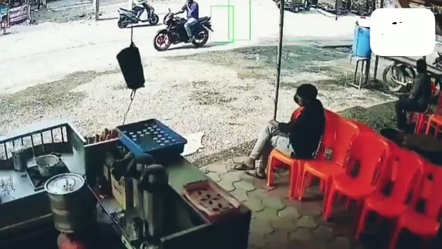 *मध्यप्रदेश के राजगढ़ जिले में चाय पीते-पीते शख्स को आया हार्ट अटैक, हुई मौत......!!*

👉बस स्टैंड पर युवक की लाइव मौत का CCTV आया सामने।

👉जेब से मिली 2 दिन पुरानी ईसीजी रिपोर्ट. पुलिस जांच में जुटी।