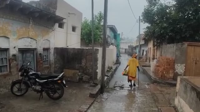 कई दिनों से हो रही उमस भरी गर्मी के बाद आज सुबह से हो रही बारिश
