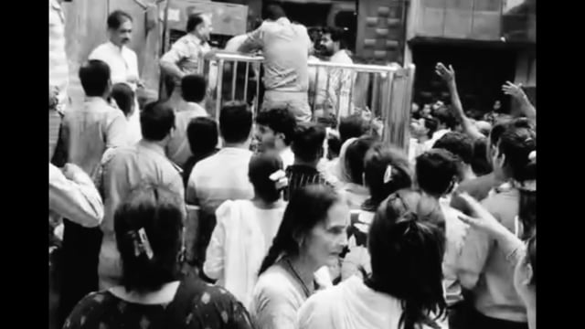 बांकेबिहारी मंदिर के बाहर श्रद्धालु और पुलिस में विवाद