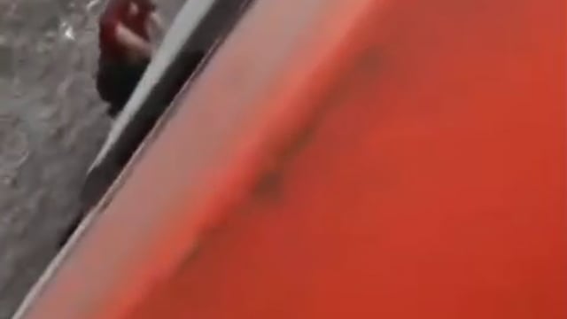*रायपुर: एक यात्री ने चोर को मारी लात, मोबाइल चोरी के आरोपी को ट्रेन से नीचे गिराने का वीडियो वायरल।