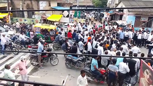 Prayagraj... 

जनपद प्रयागराज के तहसील फूलपुर में अधिवक्ताओं द्वारा न्यायिक कार्यों में व्याप्त भ्रष्टाचार एवं एसडीएम व तहसीलदार की कार्यप्रणाली से असंतुष्ट होकर अधिवक्ताओं ने मुख्य मार्ग को जामकर हंगामा मचाया जिसके कारण सामान्य नागरिकों के आवागमन में व्यवधान उत्पन्न रहा...