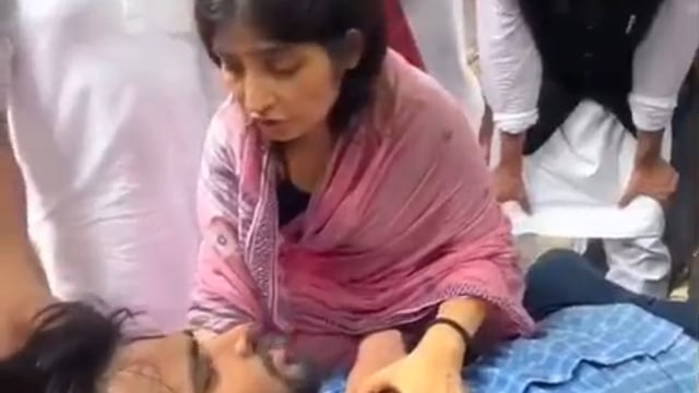 दिल्ली--
सपा सांसद डिंपल यादव का भावुक कर देने वाला यह वीडियो वायरल 🫵🏽🫵🏽