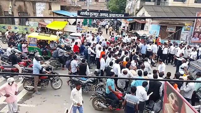 प्रयागराज के तहसील फूलपुर में अधिवक्ताओं द्वारा न्यायिक कार्यों में व्याप्त भ्रष्टाचार एवं एसडीएम व तहसीलदार की कार्यप्रणाली से असंतुष्ट होकर अधिवक्ताओं ने मुख्य मार्ग को जामकर हंगामा मचाया