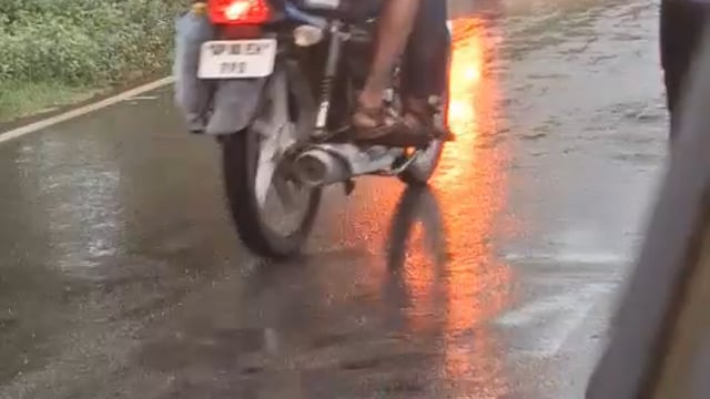 थाना एत्मादपुर चलती स्कूटी बनी आग का गोला ड्यूटी पर जा रही एक महिला ने कूद कर बचाई अपनी जान आरवीएस कॉलेज जा रही थी मोहिन
