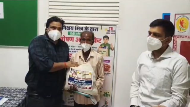 पोषण बना उपचार का साथी, डीएम सहित निक्षय मित्रों ने थामा टीबी मरीजों का हाथ