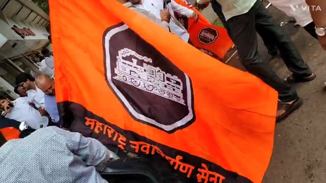कोल्हापूर मध्ये पेट्रोल भेसळ आणि पेपर फुटी विरोधात मनसेने टू व्हीलर गाडी ढकलत केले आंदोलन