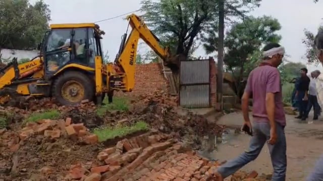 योगी का बुलडोजर गरजा! राया के बिसाबली में सरकारी जमीन से हटाया अवैध