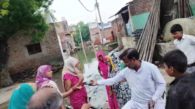 कंडोली के टर्रकमपुरा मैं जल भराव को लेकर महिलाओं का हंगामा प्रधान को घेरा खंडोली क्षेत्र में ग्रामीण पूजा के मजरा टर्रकप