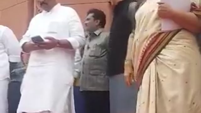 देखिये शिक्षा मंत्री धर्मेद्र प्रधान जी कितने शांत नेचर के व्यक्ति हैं
संसद परिसर में रेणुका चौधरी (धर्मेंद्र प्रधान के सामने )- "ये सब कायर हैं जो बच्चों पर आंसू गैस के गोले दाग रहे हैं" राक्षस कहीं के... इत्यादि कह रही हैं
ये सब सुनकर भी धर्मेंद्र प्रधान के मुंह से एक शब्द तक नहीं निकला
और ऐसे साधु सज्जन आदमी के पीछे सब पड़े हुए है