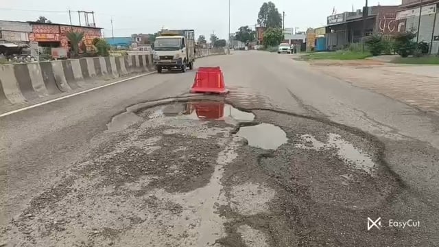 मुज़फ्फरनगर:- रामपुर तिराहा स्थित सड़क में एक बड़ा गड्डा हो गया है। जिससे इस गड्ढे में गिरकर कई वाहन क्षतिग्रस्त हो गए हैं। तथा कुछ लोग चोटिल भी हो चुके है।आगामी दिनों में कावड़ यात्रा का शुभारंभ होने जा रहा है। कृप्या समय रहते इस गड्ढे का कोई समाधान कराया जाये। जिससे कोई बड़ा हादसा ना सके।