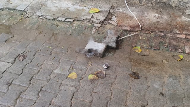 अमेठी तहसील में खाद्य एवं रसद अधिकारी के कार्यालय के सामने शार्ट सर्किट होने का खतरा धुआं निकल रहा 