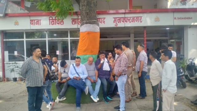 जनपद मुजफ्फरनगर के शांति मदन हॉस्पिटल से ऑपरेशन करवाकर बाहर निकले वरिष्ठ पत्रकार प्रवेश मलिक के साथ थाना सिविल लाइन में तैनात एसएसआई विकास कुमार ने दुर्व्यवहार किए जाने के बाद पत्रकारों में भारी रोष