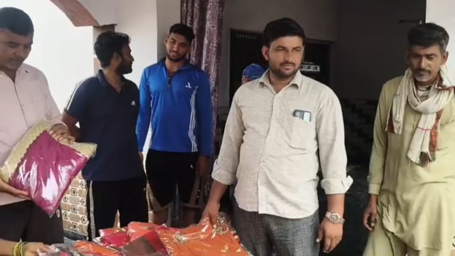 फरह राधा नगला में सरदार पाठक द्वारा महिलाओं को साड़ी वितरण की गई 