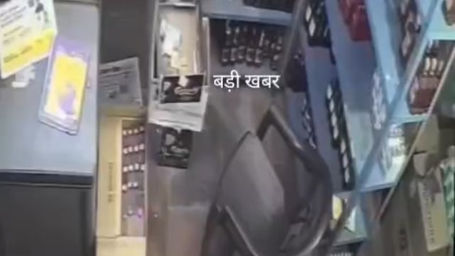 💥 *बड़ी खबर*💥
*शराब ठेके में घुसा तेंदुआ, युवक पर