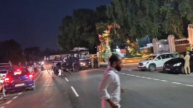 *राहुल, प्रियंका गांधी की गिरफ्तारी के विरोध में लखनऊ में कांग्रेस कार्यकर्ताओं का प्रदर्शन*
   लखनऊ।