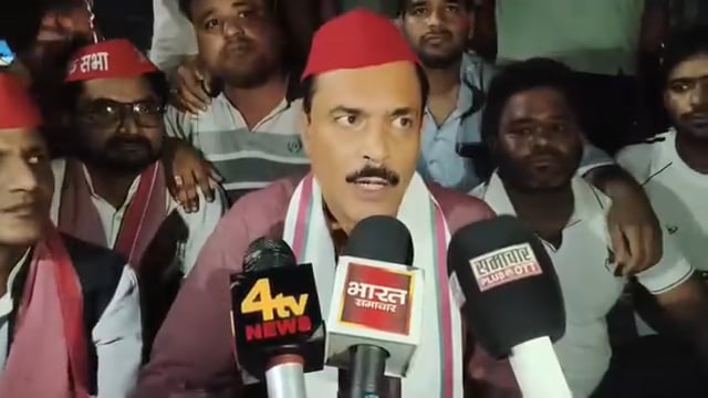 शाहजहांपुर। खिरनीबाग चौराहे पर समाजवादी पार्टी के धरना-प्रदर्शन के दौरान सपा जिलाध्यक्ष तनवीर खां