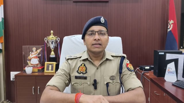 थाना नवाबगंज क्षेत्रांतर्गत चेकिंग के दौरान स्थानीय पुलिस एवं एसओजी की संयुक्त टीम द्वारा 01 अंतर्जनपदीय गो-तस्कर पुलिस 