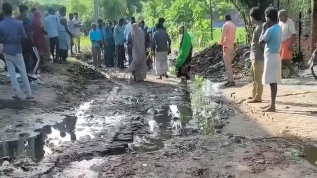 महंदखास रास्ते पर धान की रोपाई कर ग्रामीणों ने जताया विरोध, प्रधान और सचिव पर लगाए उपेक्षा के आरोप