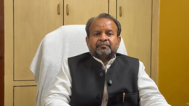 बलिया में सपा के राष्ट्रीय महासचिव अवलेश सिंह ने कहा कि युवाओं के भविष्य के साथ सरकार कर रही है खिलवाड़