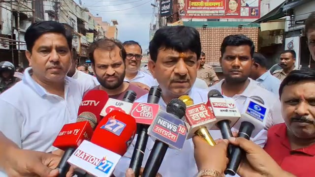 मुजफ्फरनगर l राज्यमंत्री कपिल देव अग्रवाल ने भगतसिंह रोड का किया निरीक्षण, सड़क पर गड्ढे देख भड़के मंत्री, नगर पालिका अधिशासी और ठेकेदार को लड़ाई फटकार