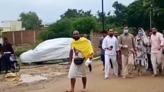 MANT-क्रिकेट के किंग और बॉलीवुड क्वीन पहुंचे संत के चरणों में, वृंदावन में वायरल, हुईं तस्वीरें,,