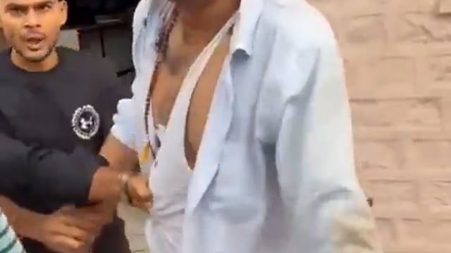 राजस्थान के जोधपुर में अपने स्कूल की महिला अध्यापक से छेड़छाड़ करने वाले प्रिंसिपल को महिला अध्यापक के परिवारजनों और लोगों ने स्कूल से बाहर निकाल पीटा और मुंह काला करके सड़क पर घुमाया