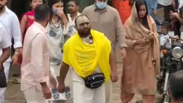 गुरु पूर्णिमा से पहले वृंदावन पहुंचे विराट कोहली और अनुष्का शर्मा
भारतीय क्रिकेटर विराट कोहली और अभिनेत्री अनुष्का शर्मा आज वृंदावन पहुंचे, जहां उन्होंने गुरु पूर्णिमा से पहले श्री प्रेमानंद जी महाराज के श्री हित राधा केली कुंज आश्रम में दर्शन किए। दोनों साधारण वेशभूषा में नंगे पांव आश्रम पहुंचे और आशीर्वाद लिया।