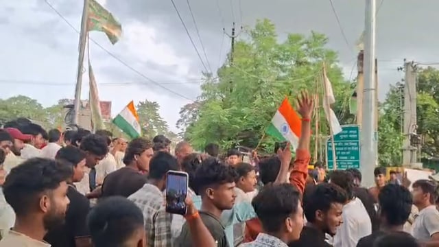 NEET पेपर लीक पर बगहा में फूटा छात्रों का गुस्सा, 4 KM मार्च कर शिक्षा मंत्री के इस्तीफे की मांग