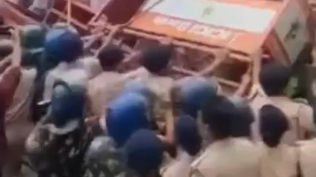 बिहार में भी छात्र एकता हो गई है। छात्र राजभवन की ओर बढ़ रहे हैं।