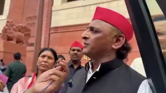 अखिलेश यादव- दिल्ली पुलिस ने मेरा कपड़ा फाड़ने की कोशिश की मैंने उसका हाथ पकड़ लिया। 

पत्रकार - आपका कुर्ता फटा नहीं

अखिलेश यादव- अरे मजबूत कुर्ता पजामा पहना था मैंने गांधी आश्रम का बना हुआ