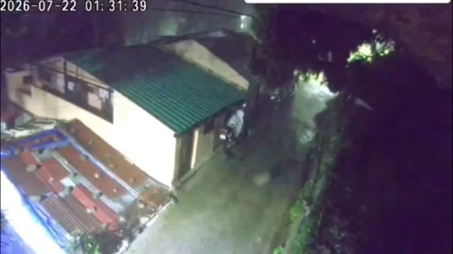 उत्तराखंड- नैनीताल के धुपकोठी क्षेत्र में देर रात हुई बारिश के बाद पहाड़ी से बड़े-बड़े पत्थर रिहायशी इलाके में गिर गए। पंगोट मार्ग की सुरक्षा दीवार का हिस्सा भी क्षतिग्रस्त हो गया।