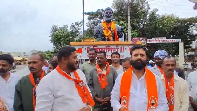 महाराजांच्या पुतळ्यासमोर खोत याच्या प्रतिमेला सुद्धा जोडे मारण्याइतपत त्याची लायकी नाही 