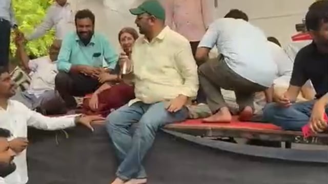 दिल्ली-CJP के धरने में पहुंचे सपा विद्यायक पंकज मलिक, अभिजीत दीपके के साथ किया मंच साझा।