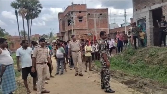 एक दिन की मोहलत खत्म, फिर चला बुलडोजर! ईटहरी में सरकारी जमीन पर प्रशासन का बड़ा एक्शन