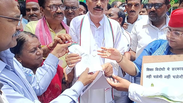शाहजहांपुर कलेक्टर दिया ज्ञापन तनवीर खान रोशन लाल वर्मा अवधेश वर्मा