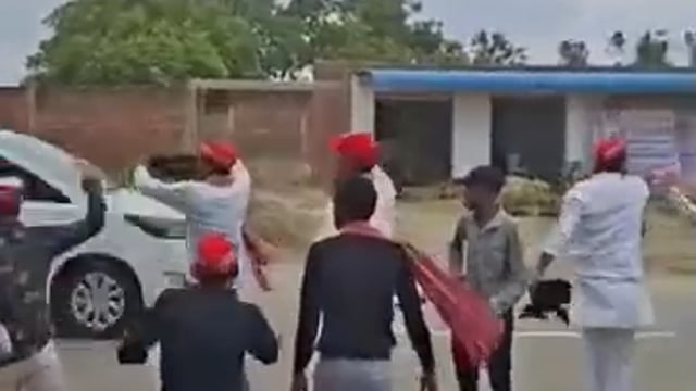 स्वास्थ्य मंत्री बृजेश पाठक का काफिला निकल रहा था तभी समाजवादी पार्टी के कार्यकर्ताओं ने काले झंडे दिखाकर विरोध किया