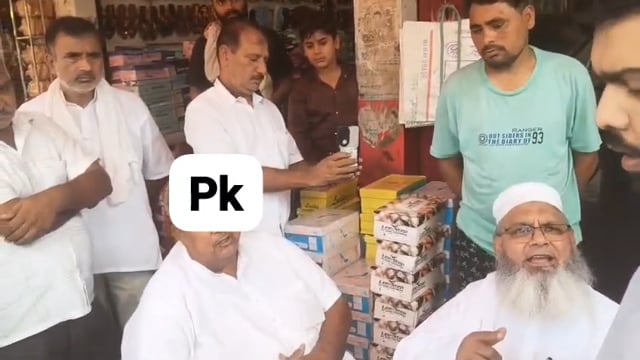 मुजफ्फरनगर के शाहपुर में नगर पंचायत वार्ड मेंबर द्वारा व्यापारी से नाले पर दुकान होने की धमकी देकर 18000 रिश्वत लेने का वीडियो वायरल