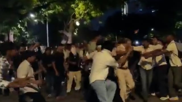 नई दिल्ली - बीती रात प्रदर्शन के दौरान हिंसा की कई घटनाएं सामने आईं।