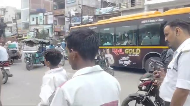 Unnao : गंगाघाट कोतवाली के चंद कदम दूरी पर हाई वोल्टेज ड्रामा बेवजह चालान होने