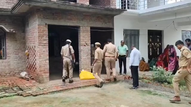 प्रतापगढ़ में सनसनीखेज वारदात: वृद्ध की हत्या कर घर में दफनाया गया शव, बेटे पर हत्या का आरोप#latest_news 
