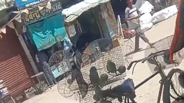 पूरनपुर स्टेशन चौराहे पर सात पहाड़ी तोतों के साथ वन विभाग ने तस्कर को दबोचा