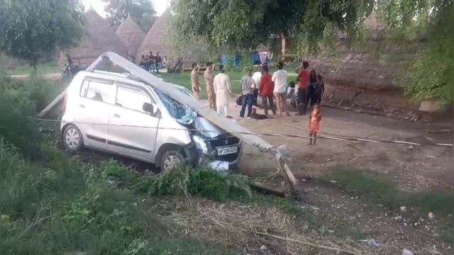 गढवा खेड़ा ड्राइवर को झपकी आने से खंभे से टकराई कार, परिवार सुरक्षित बचा