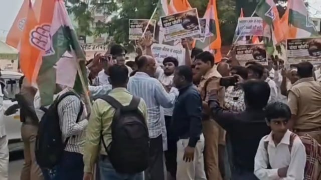 मांट तहसील पर मंहगाई और दान चोरी को लेकर कांग्रेस कार्यकर्ताओं ने किया प्रदर्शन।