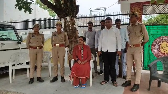 सपा महिला जिला अध्यक्ष गुंजन सिंह हाऊस अरेस्ट सपा के आन्दोलन मद्देनजर की गई कार्रवाई 