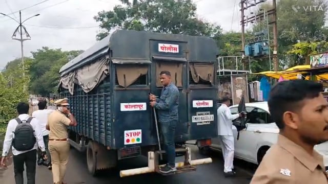 दिल्लीत झालेल्या आंदोलना चा भाजपाने आक्रमक पवित्रा घेतल्याने कोल्हापूर राजकीय वातावरण तापले.
