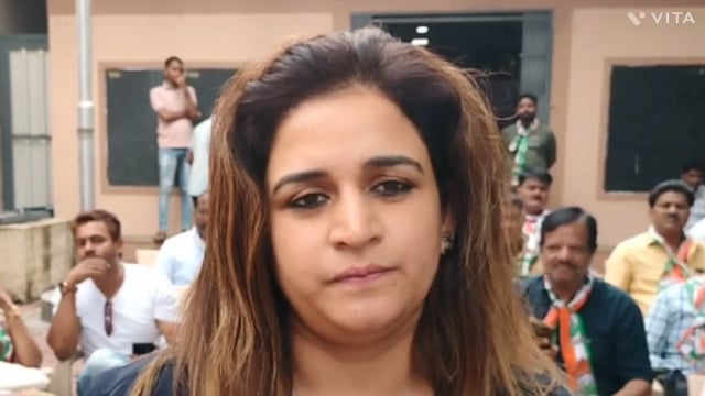 दिल्ली आंदोलन के बाद  भाजप की ओर से कोल्हापूर में काॅग्रेस भवन पर आंदोलन के लिये आने वाले है तो  काॅग्रेस कार्यकर्ते भवन पर इक्कटे हो गये।