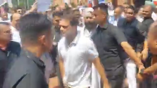 संसद परिसर में भाजपा सांसदों और विपक्षी सांसदों के बीच नारेबाज़ी के दौरान कांग्रेस सांसद प्रियंका गांधी वहीं रुकीं और छात्र हितों से जुड़े मुद्दों को उठाते हुए नारे लगाए। उन्होंने केंद्रीय शिक्षा मंत्री धर्मेंद्र प्रधान के इस्तीफे की भी मांग की। वहीं, कांग्रेस सांसद राहुल गांधी सदन की ओर रवाना हो गए।
