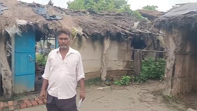 सिंघाड़ा उर्फ टाटरगंज बरसात के बाद गिरे पिता-पुत्र के छप्परपोश घर, बाल-बाल बचा परिवार